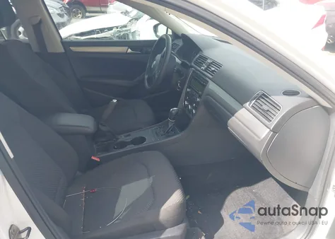 2012 Volkswagen Passat 2.5L S z USA, uszkodzony, nr VIN 1VWAH7A35CC066042